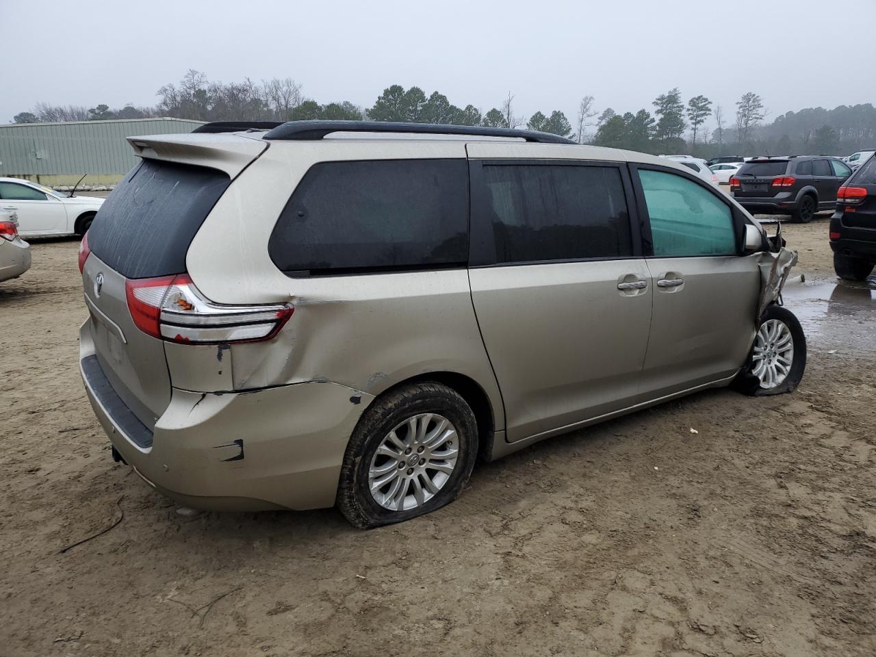 2017 Toyota Sienna - Image 3