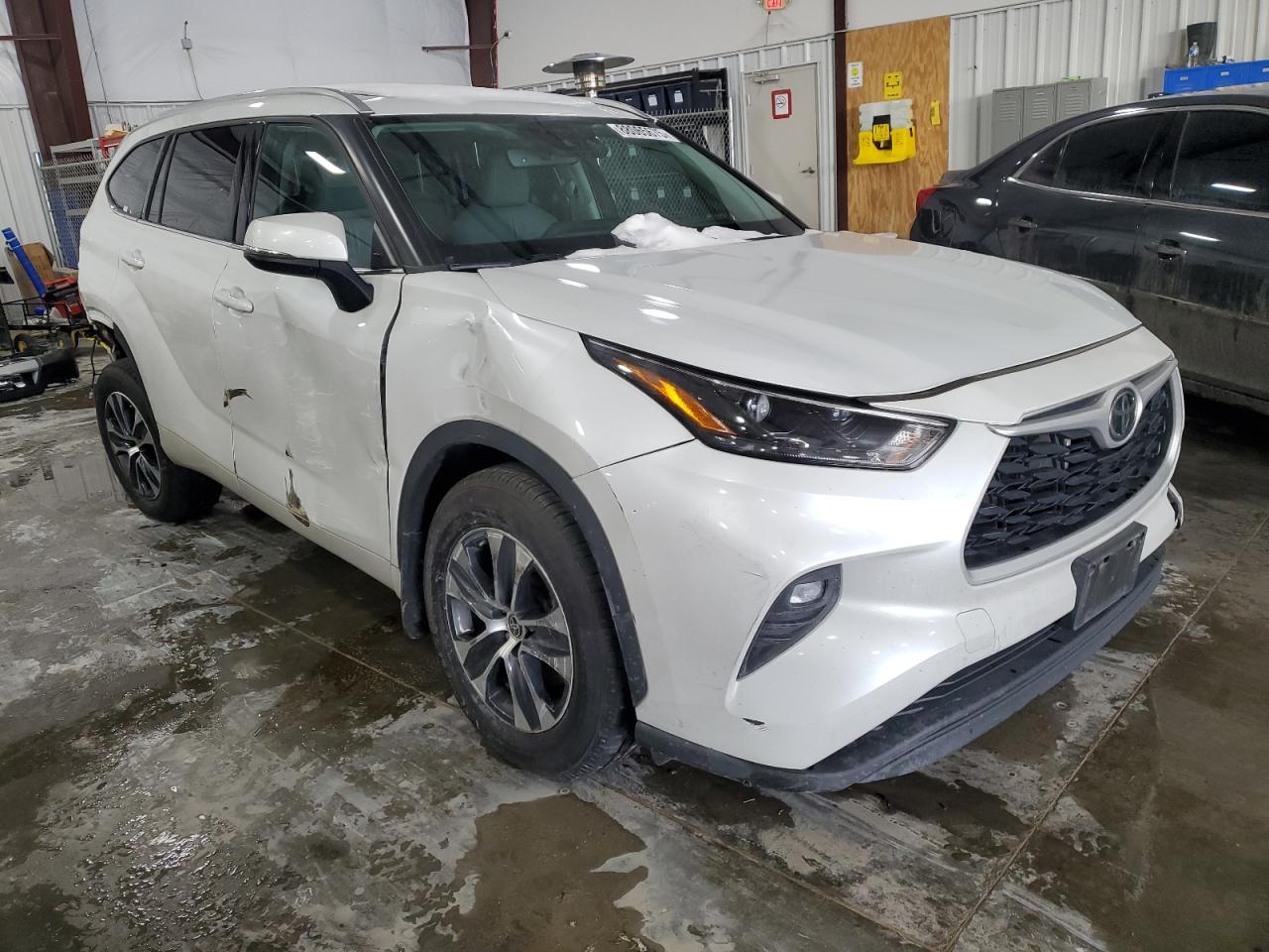2022 Toyota Highlander - Image 4