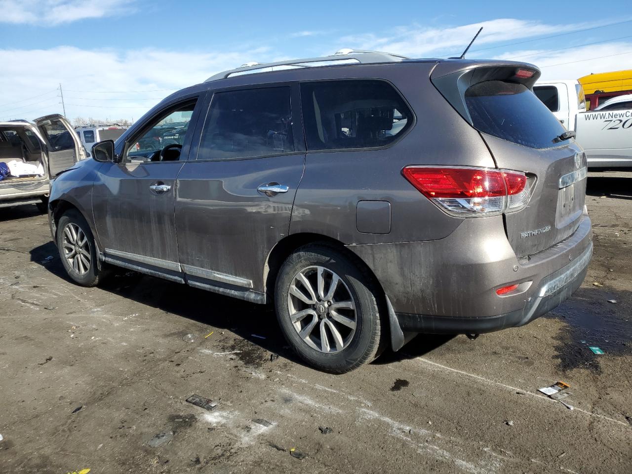 2013 Nissan Pathfinder - Image 2