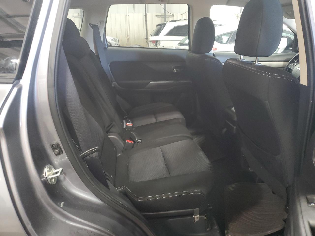 2016 Mitsubishi Outlander - Image 12