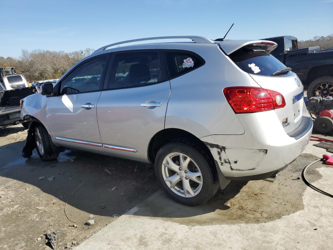 2011 Nissan Rogue - Image 2