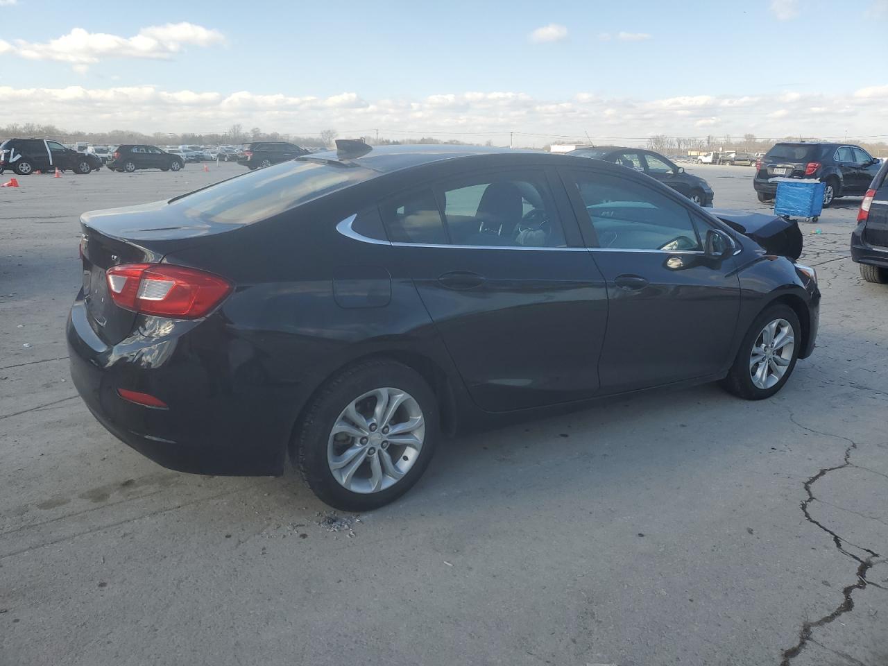 2019 Chevrolet Cruze - Image 3