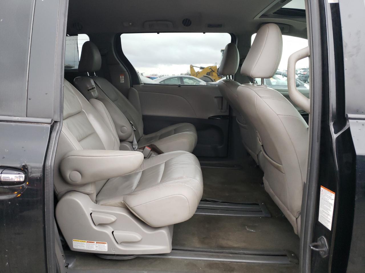 2016 Toyota Sienna - Image 11