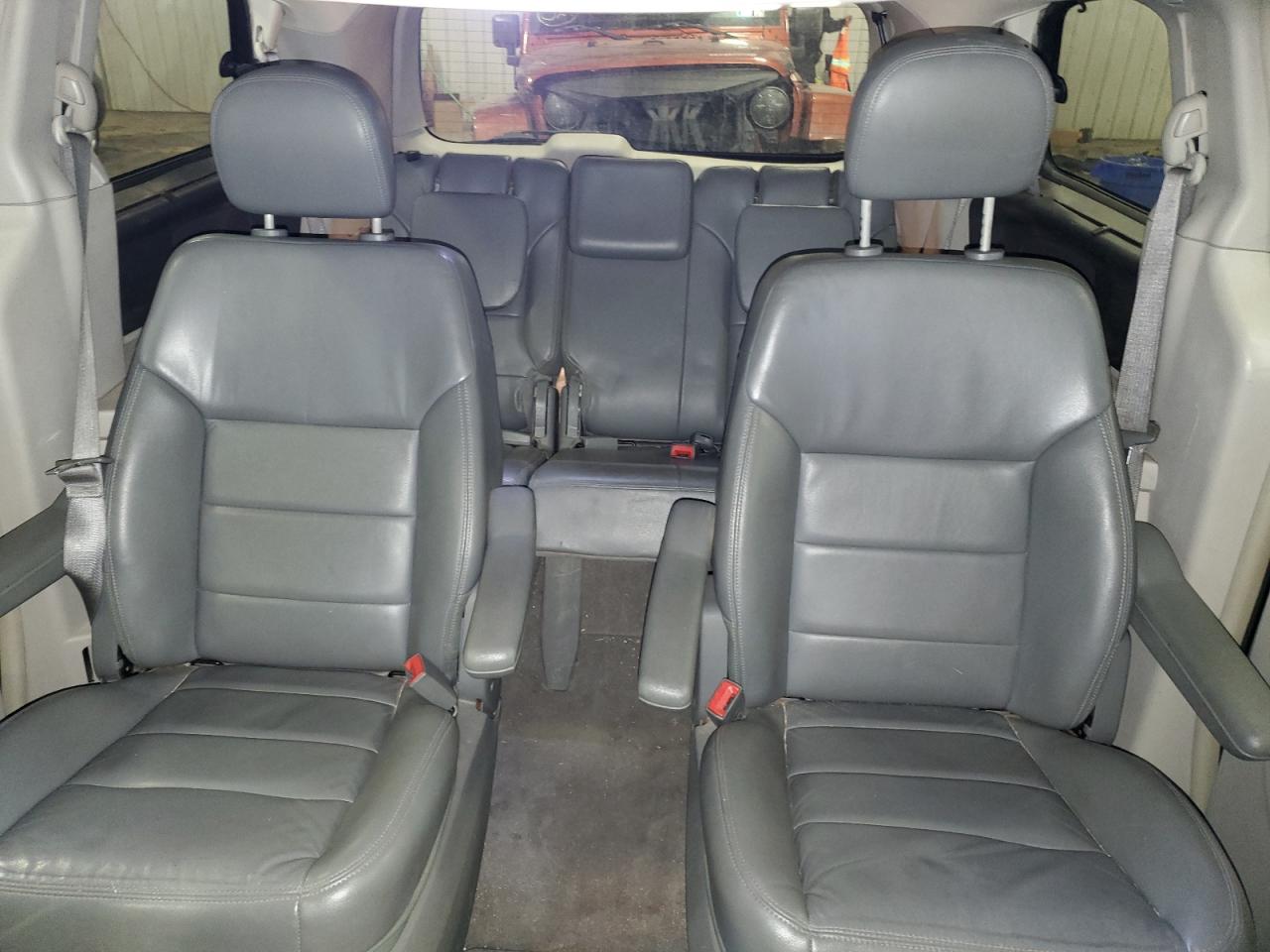 2011 Volkswagen Routan - Image 10