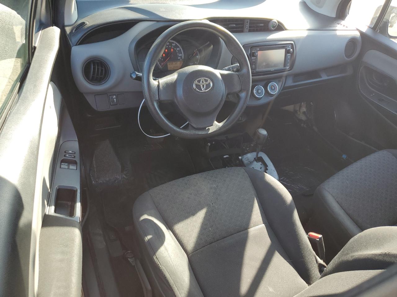 2015 Toyota Yaris - Image 8