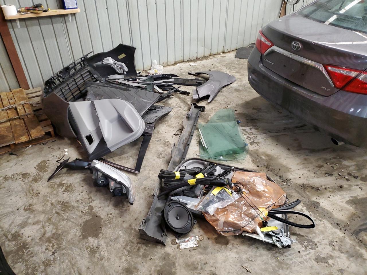 2015 Toyota Camry - Image 14