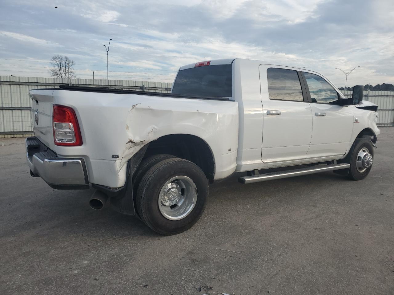 2019 RAM 3500 - Image 3