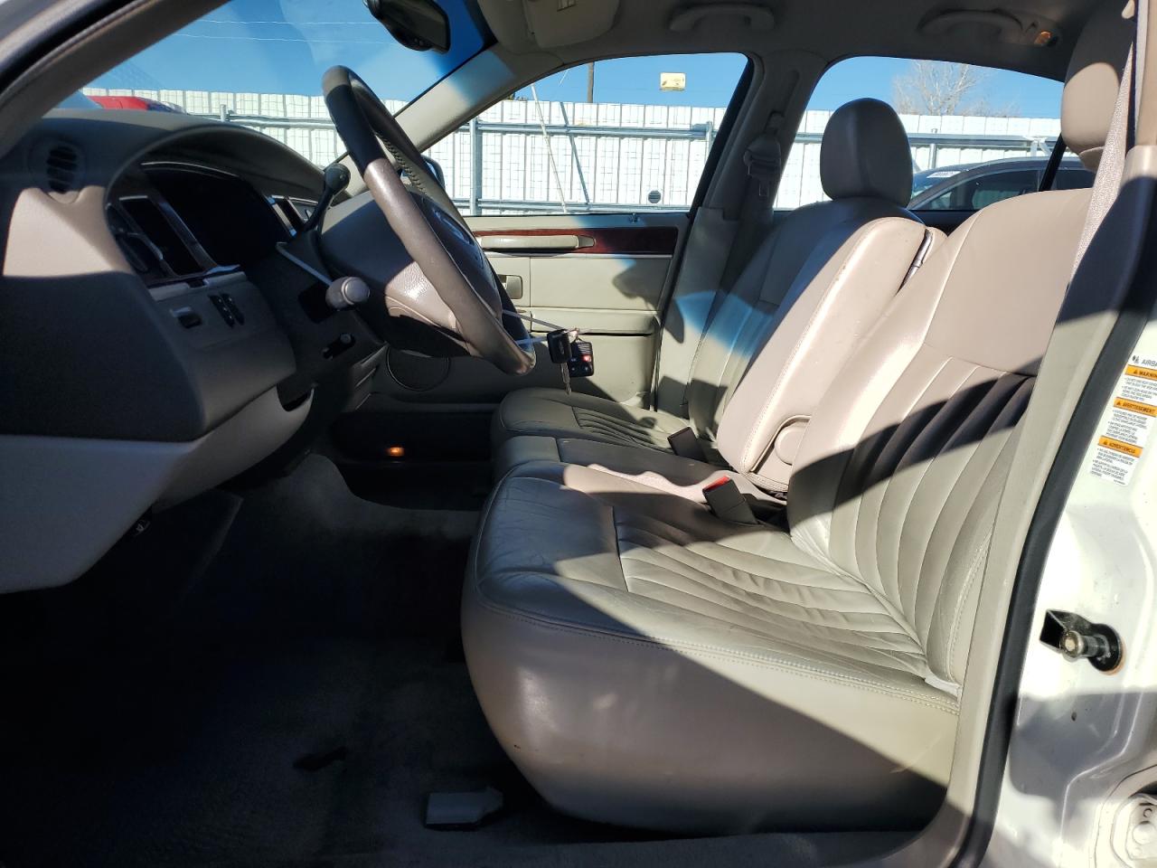2003 Lincoln Town Car - Image 7