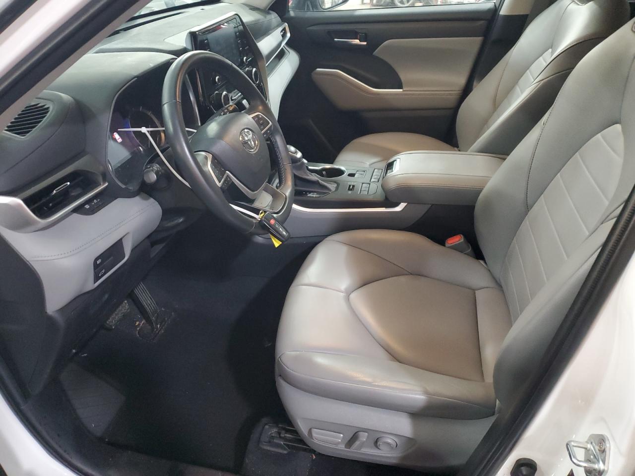 2022 Toyota Highlander - Image 7