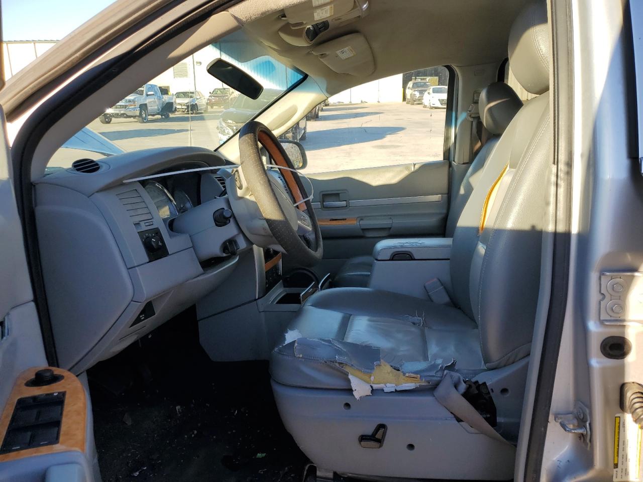 2008 Chrysler Aspen - Image 7