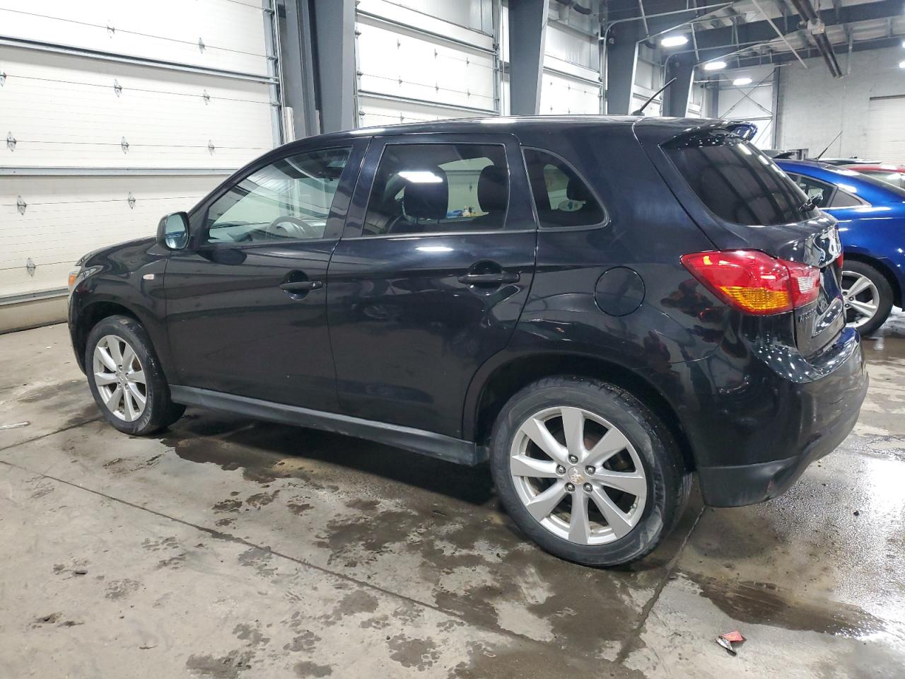 2014 Mitsubishi Outlander - Image 2
