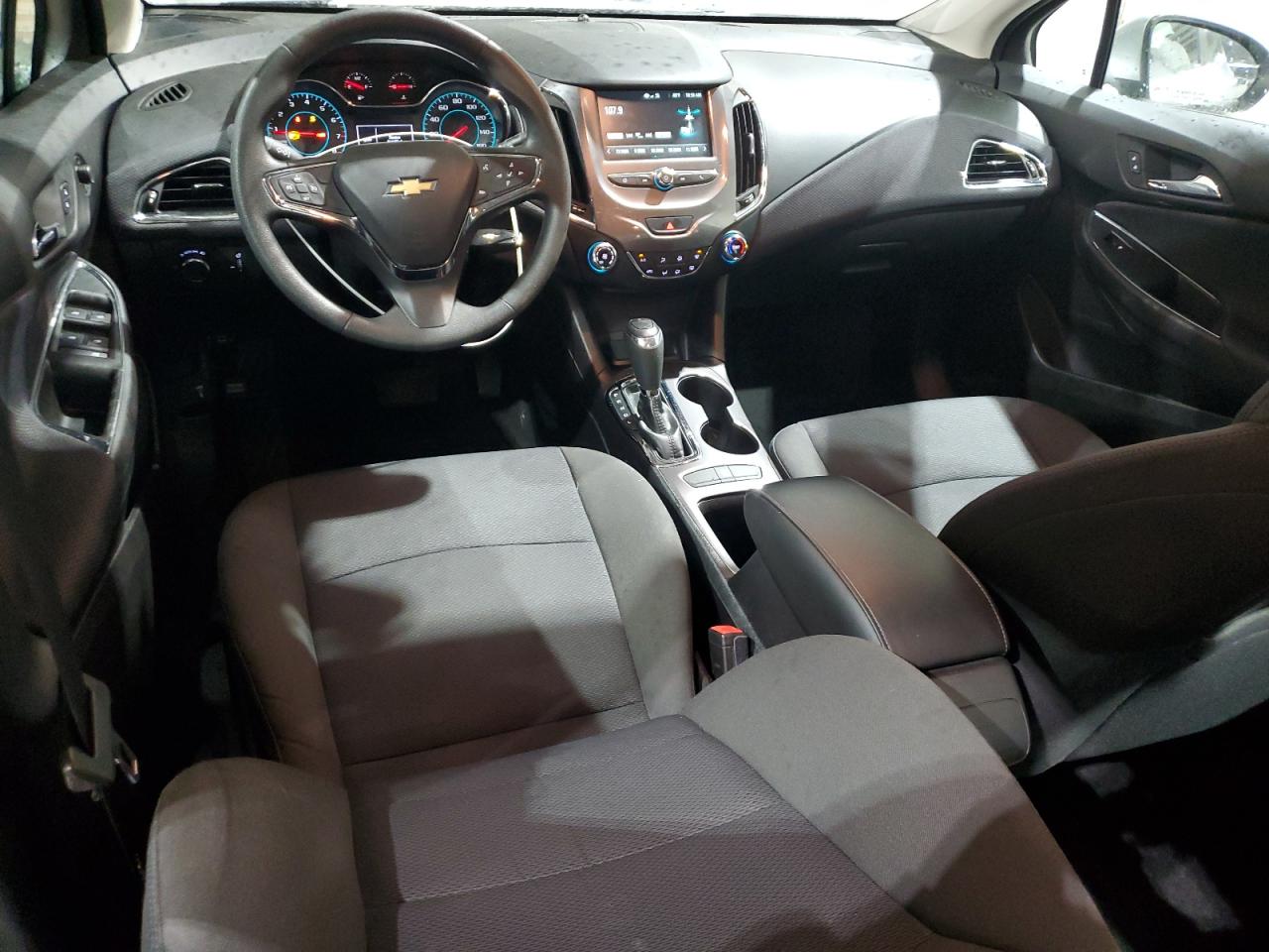 2018 Chevrolet Cruze - Image 8