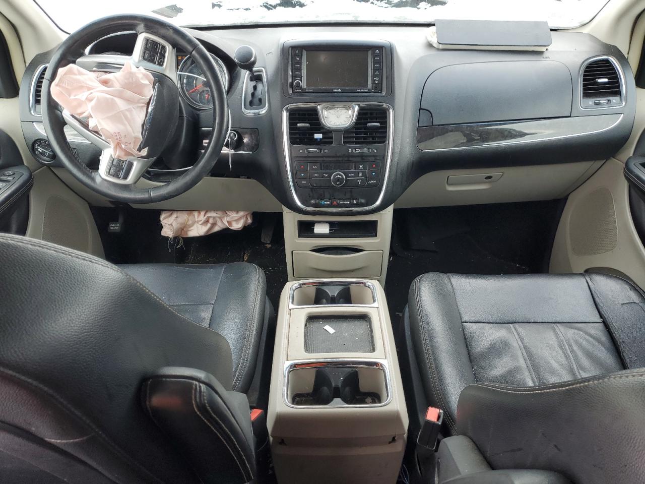 2015 Chrysler Town & Country - Image 8
