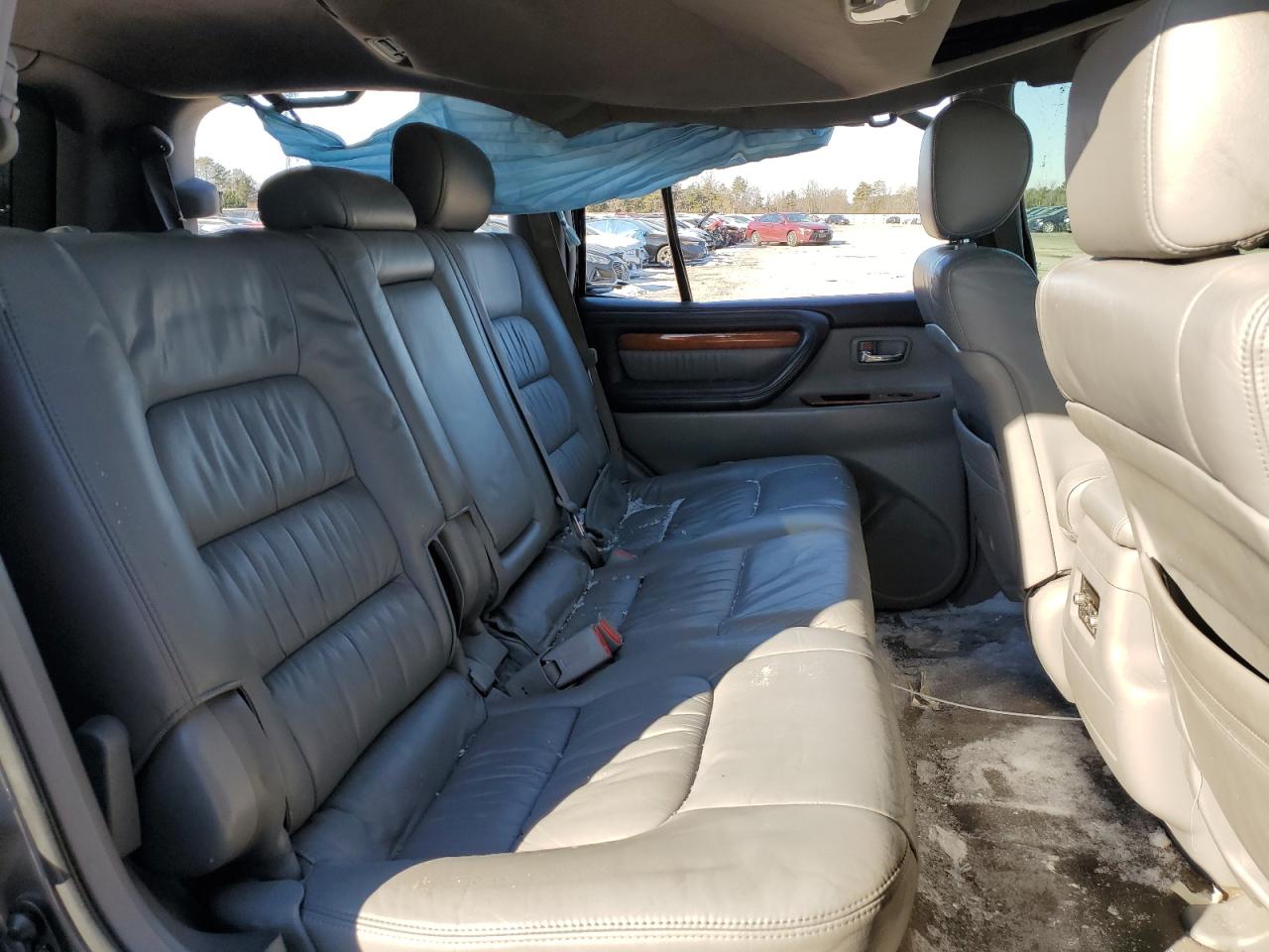 2004 Lexus LX - Image 11