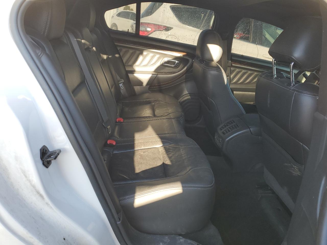 2015 Ford Taurus - Image 10