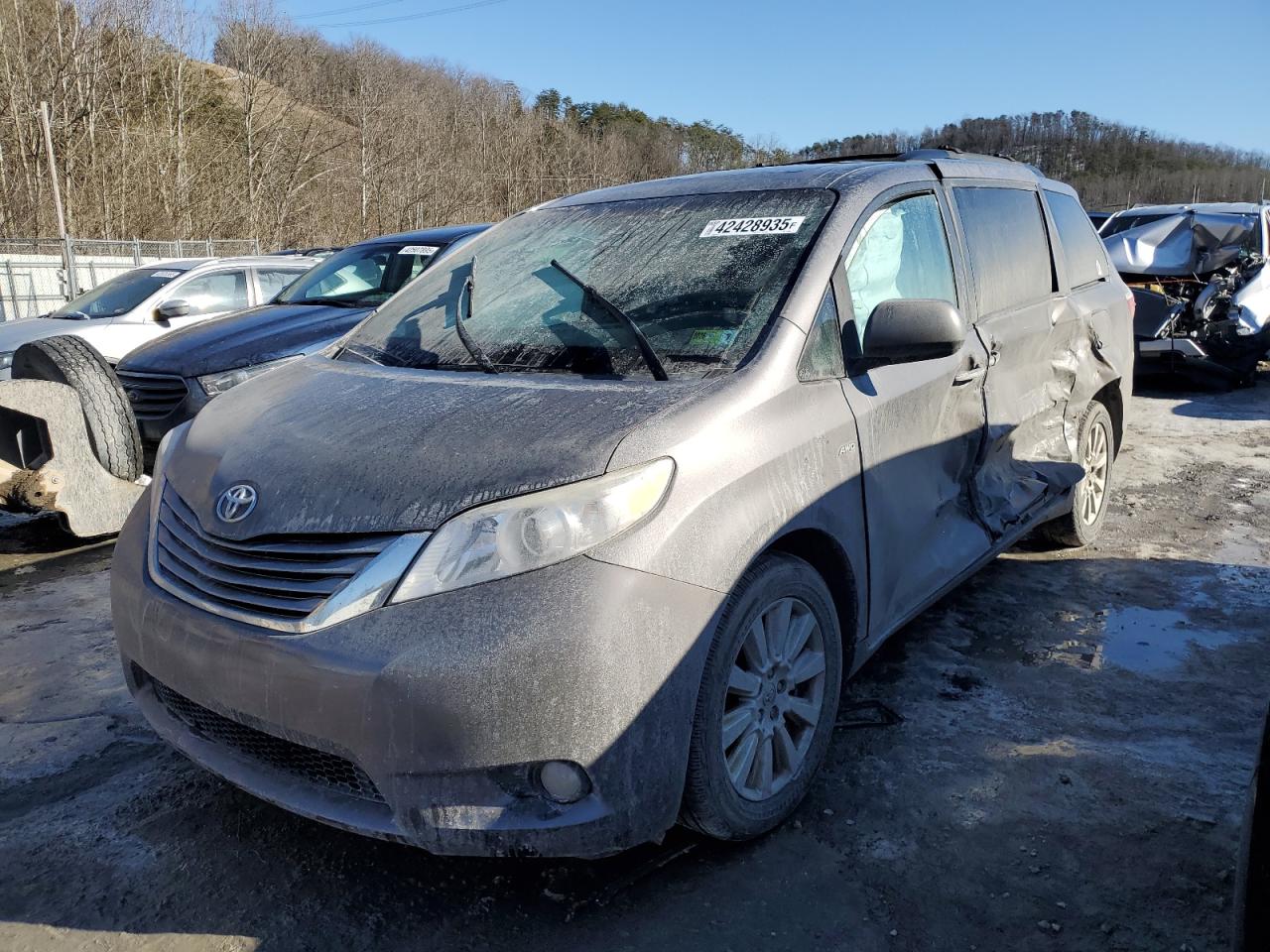 2017 Toyota Sienna Xle for Sale in Hurricane, WV - Side