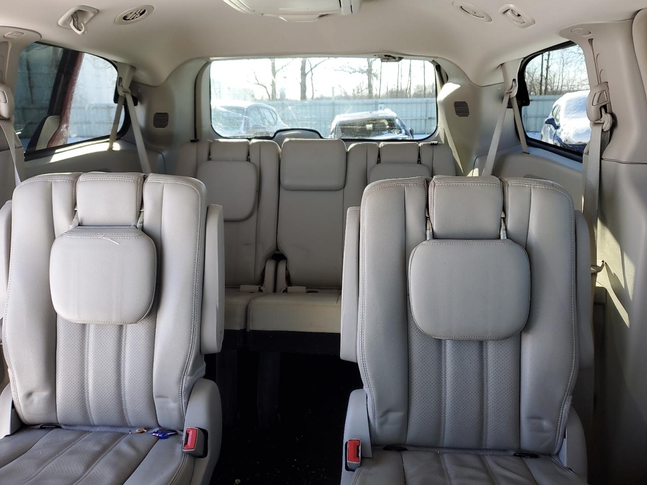 2012 Chrysler Town & Country - Image 10
