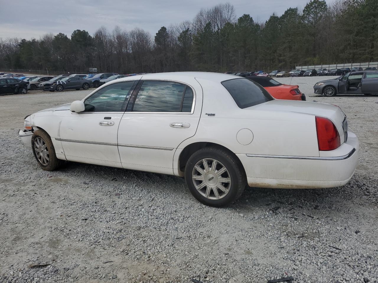 2009 Lincoln Town Car - Image 2