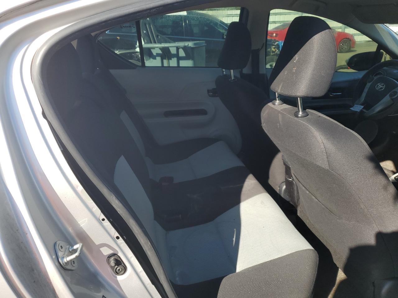 2012 Toyota Prius - Image 11