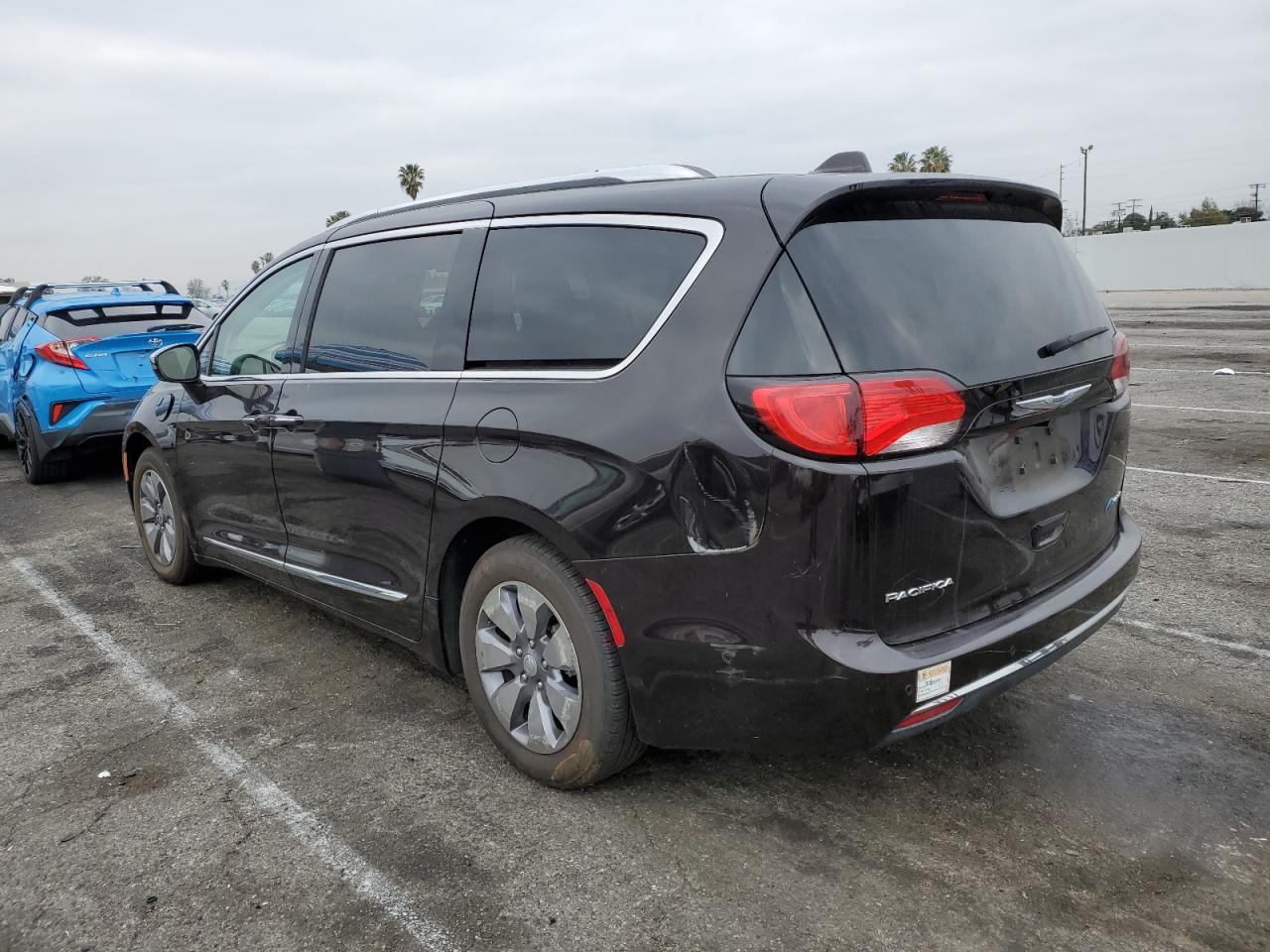2018 Chrysler Pacifica - Image 2
