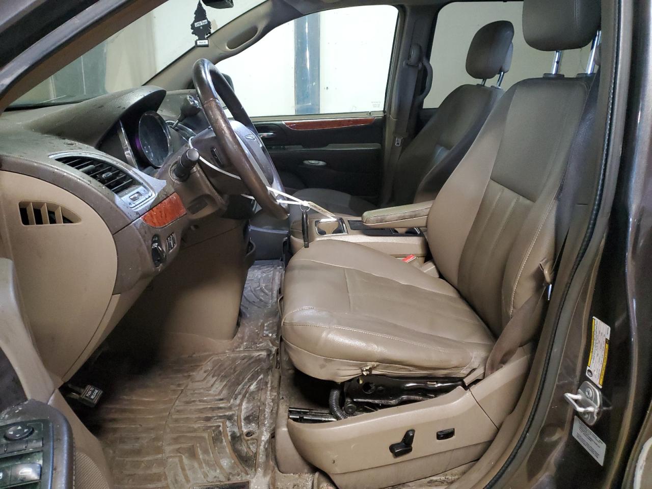 2015 Chrysler Town & Country - Image 7
