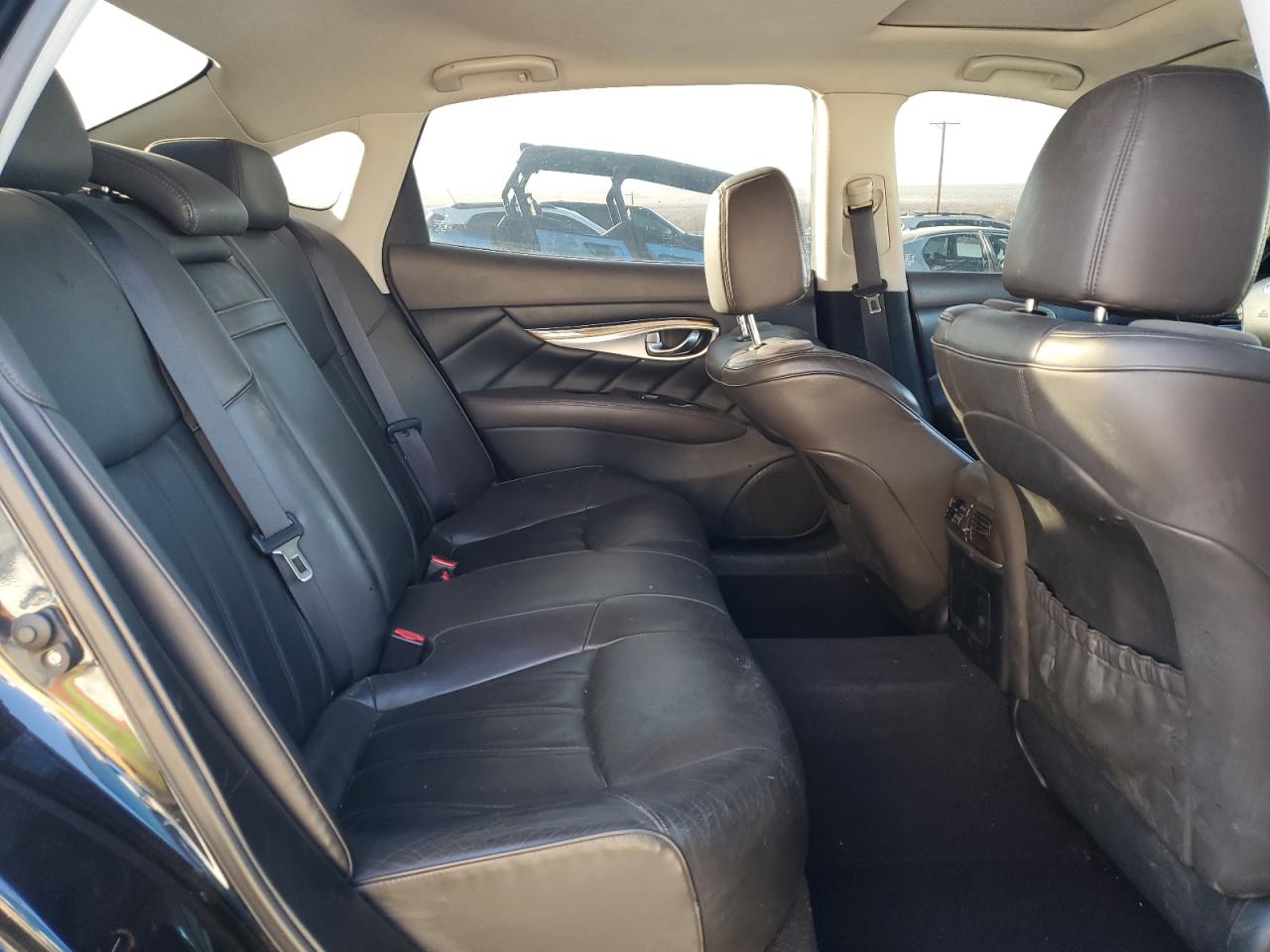 2015 Infiniti Q70 - Image 10
