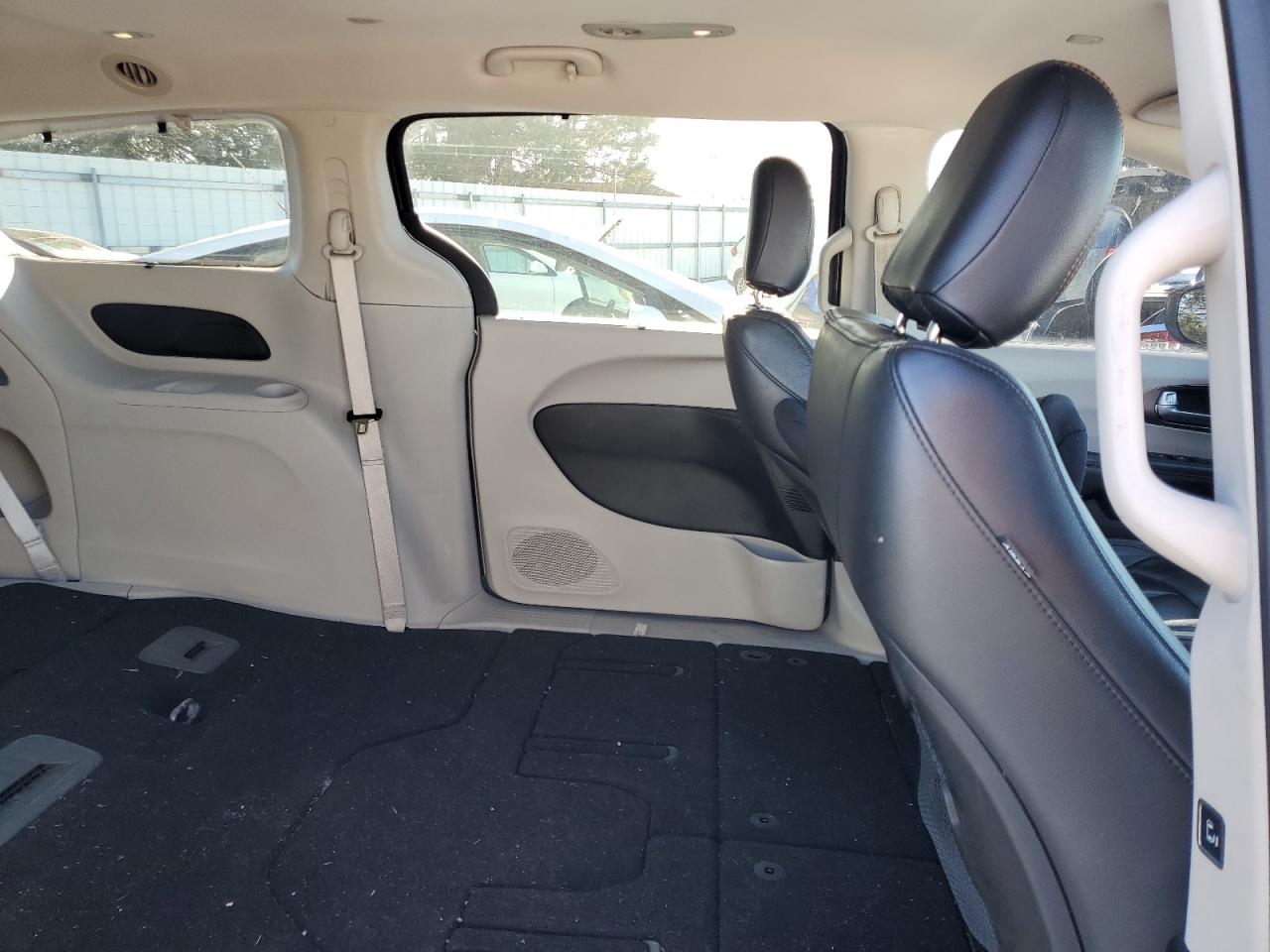 2017 Chrysler Pacifica - Image 11