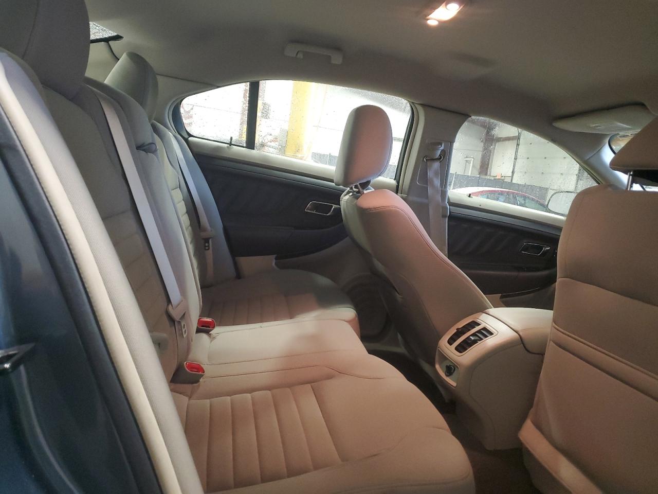 2010 Ford Taurus - Image 10