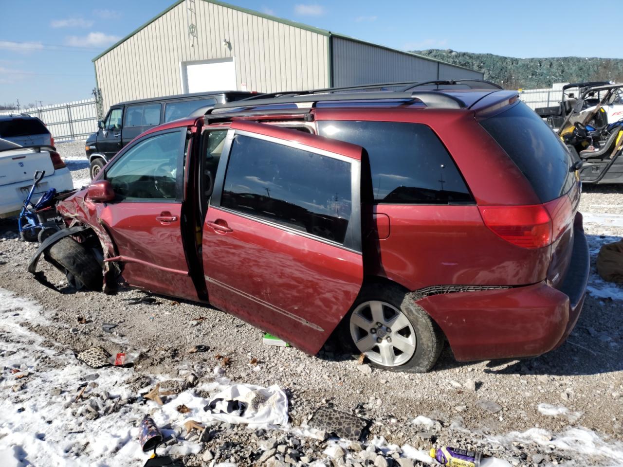 2004 Toyota Sienna - Image 2