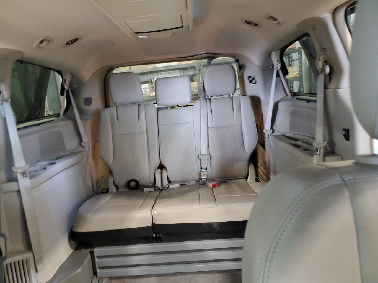 2013 Chrysler Town & Country - Image 10