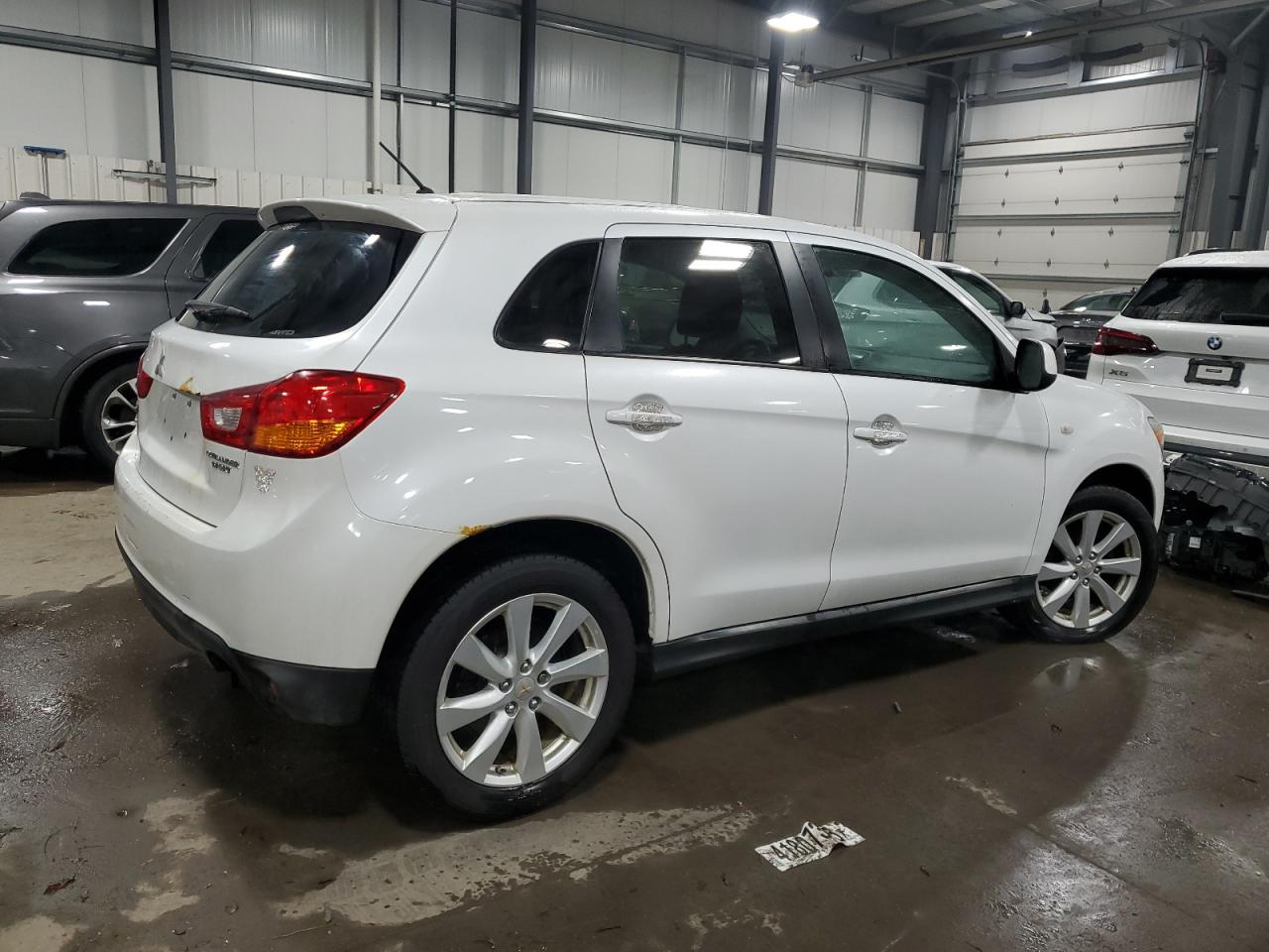 2014 Mitsubishi Outlander - Image 3