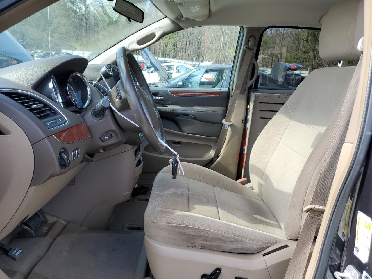 2011 Chrysler Town & Country - Image 7