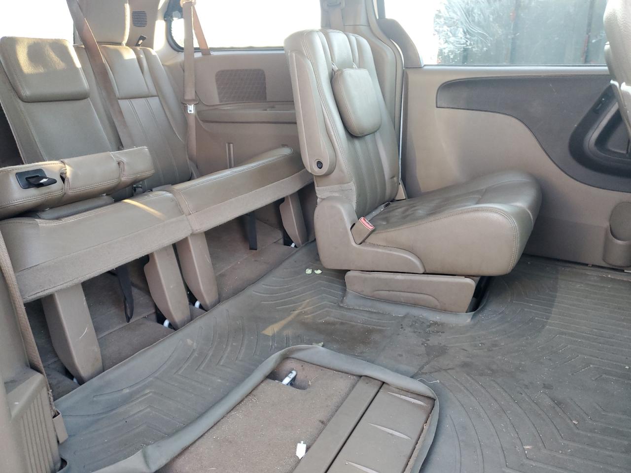 2015 Chrysler Town & Country - Image 11
