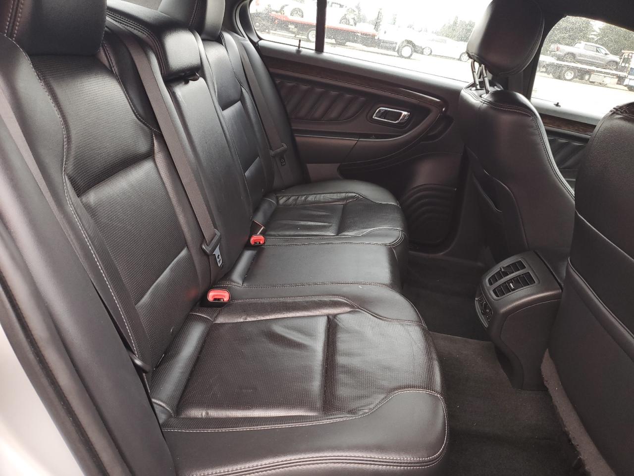 2017 Ford Taurus - Image 11