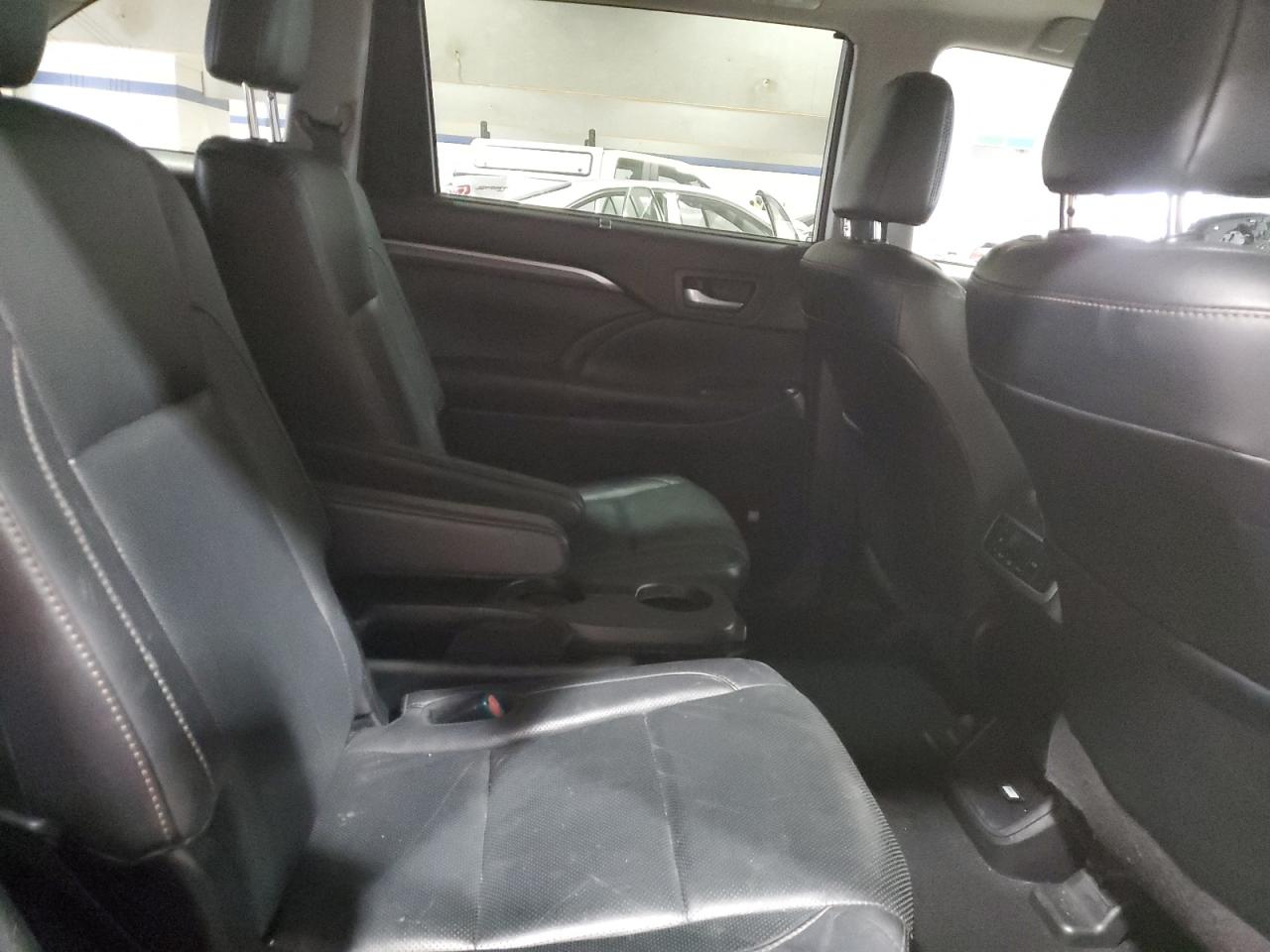 2017 Toyota Highlander - Image 11