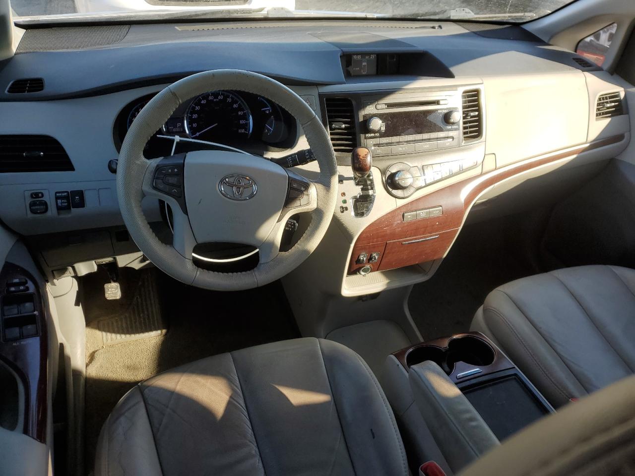 2012 Toyota Sienna - Image 8