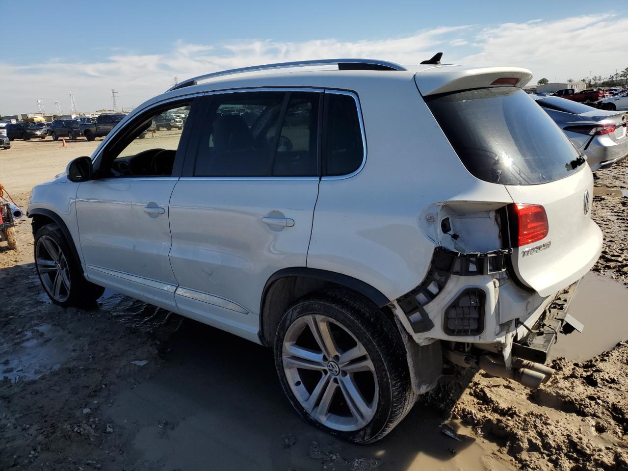 2016 Volkswagen Tiguan - Image 2