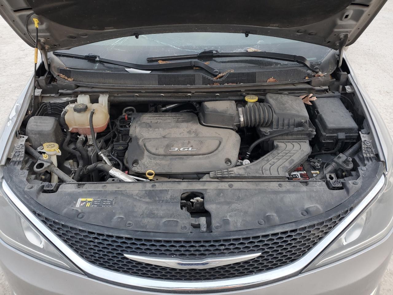 2017 Chrysler Pacifica - Image 12