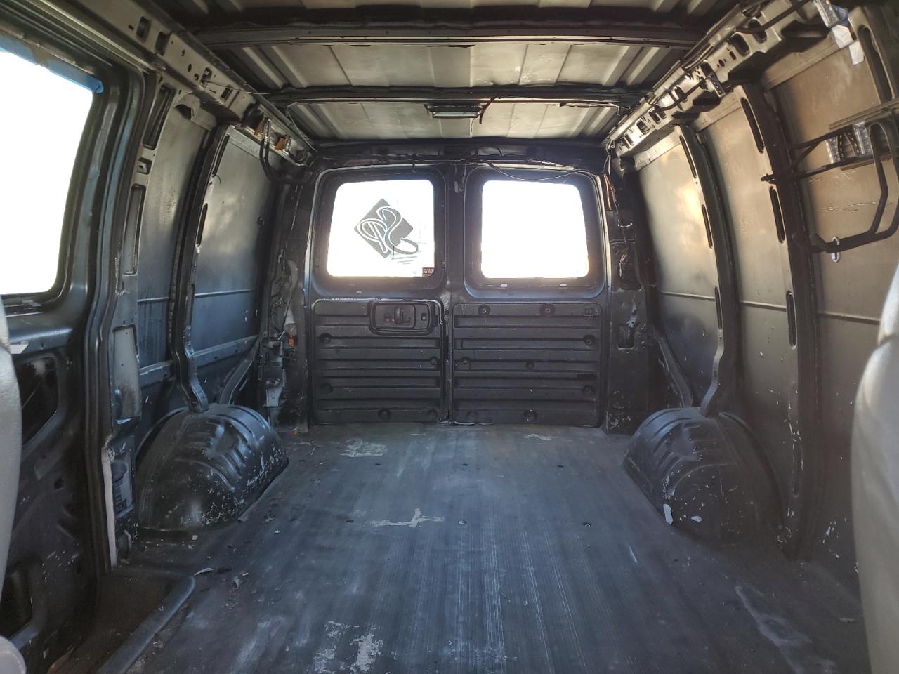 2010 Chevrolet Express - Image 10