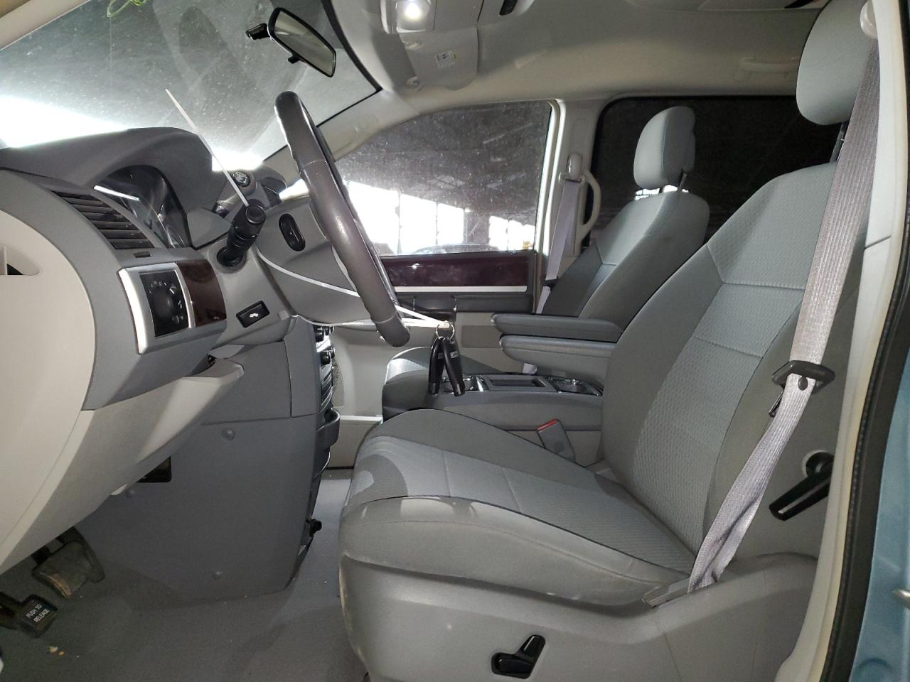 2010 Chrysler Town & Country - Image 7