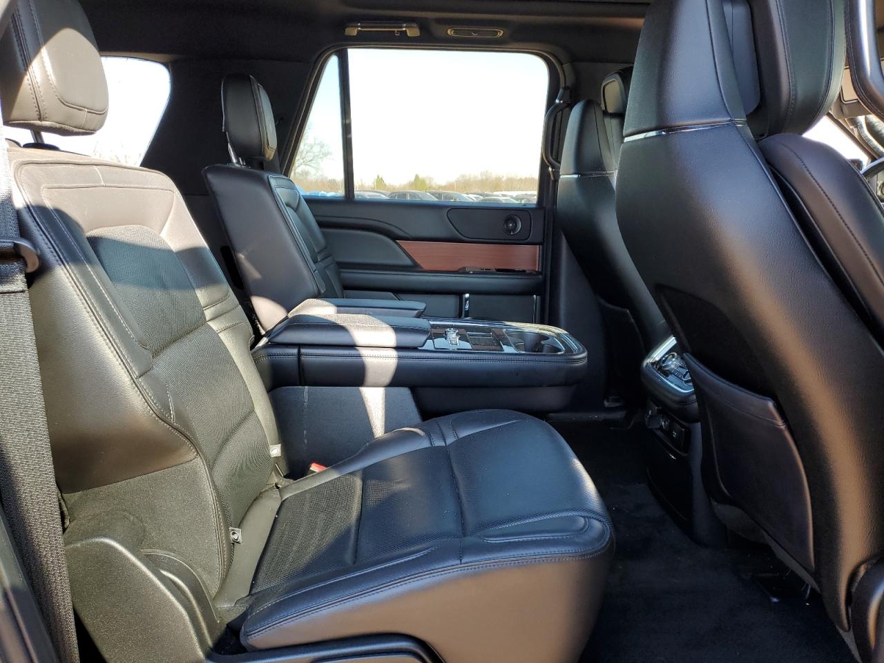 2018 Lincoln Navigator - Image 11