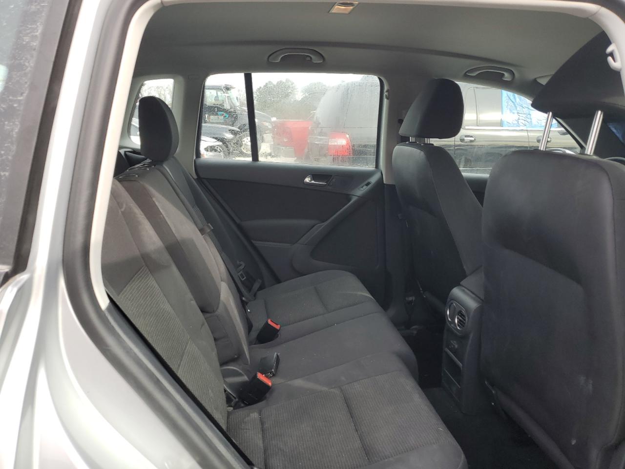 2017 Volkswagen Tiguan - Image 10
