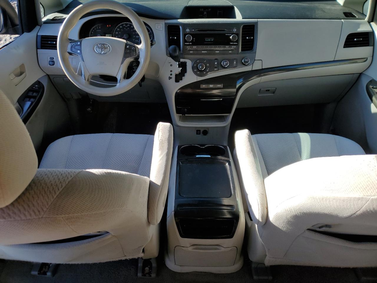 2011 Toyota Sienna - Image 8
