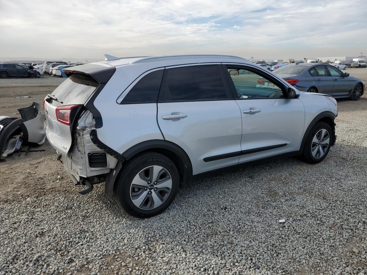 VIN KNDCB3LC1J5155806 2018 KIA NIRO no.3