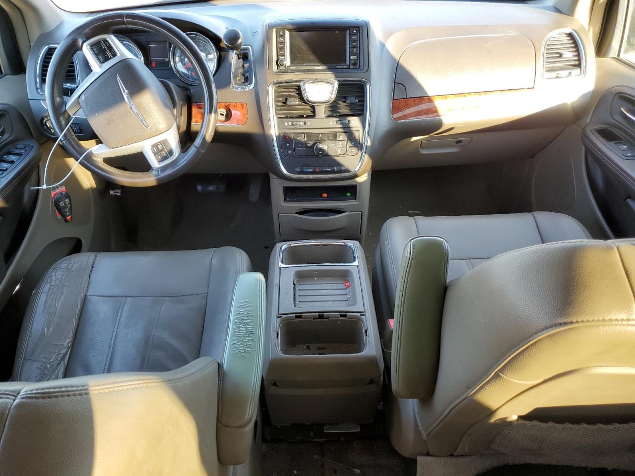 2014 Chrysler Town & Country - Image 8