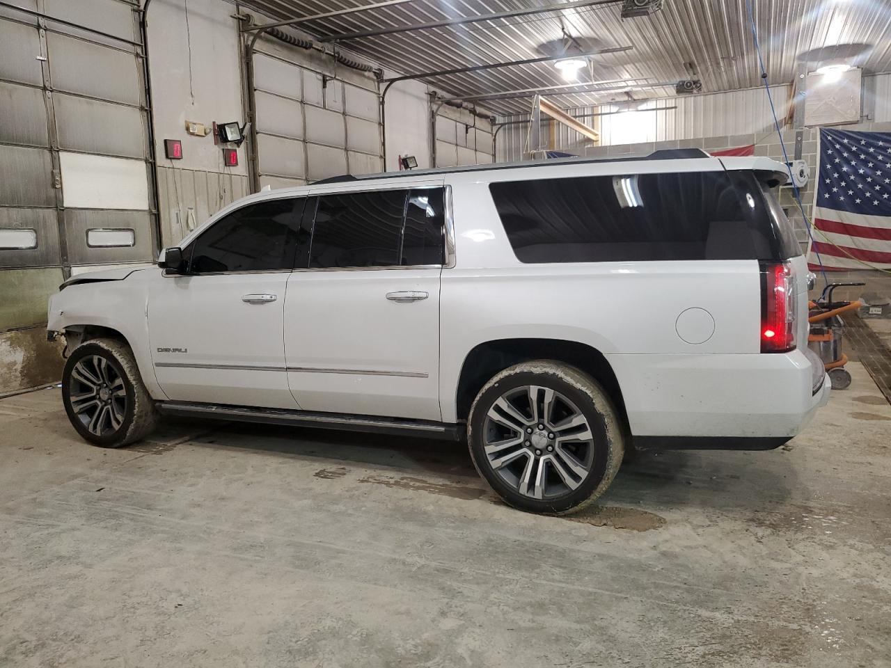 2019 GMC Yukon - Image 2