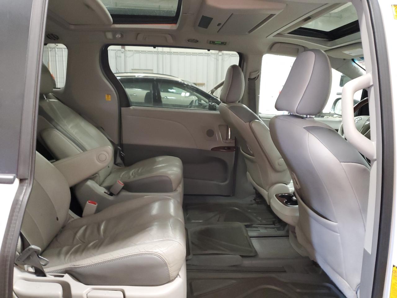 2011 Toyota Sienna - Image 11