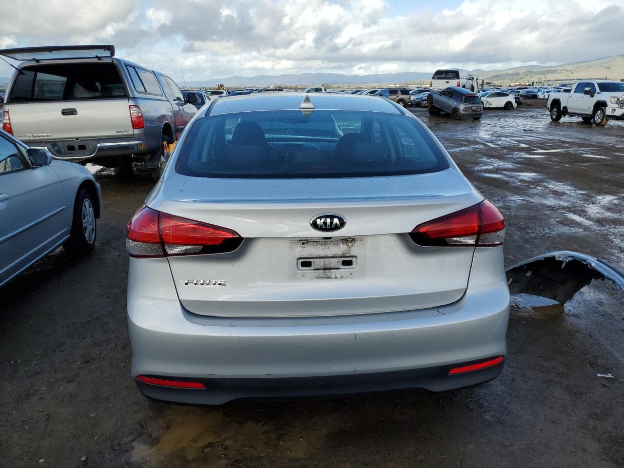 VIN 3KPFL4A7XJE167205 2018 KIA FORTE no.6