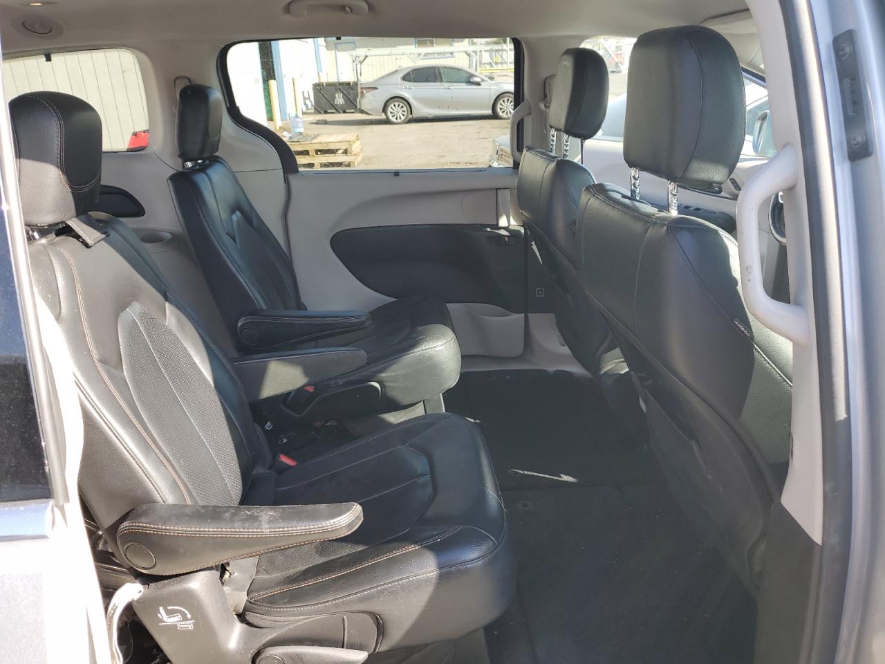 2020 Chrysler Pacifica - Image 11