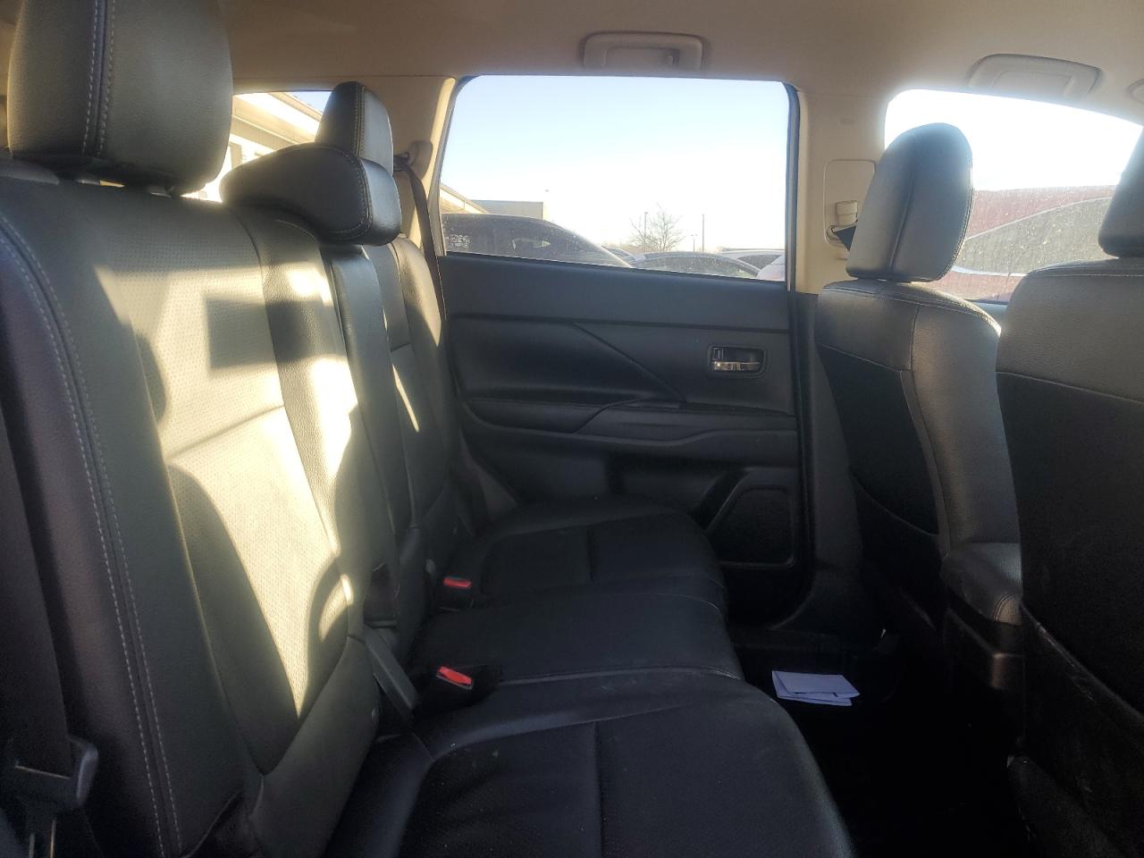 2017 Mitsubishi Outlander - Image 11